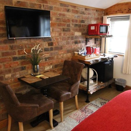 Boutique Garden Lodge @ The Larches Wolverhampton Eksteriør bilde