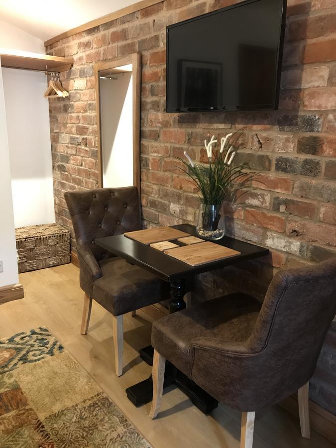 Boutique Garden Lodge @ The Larches Wolverhampton Eksteriør bilde