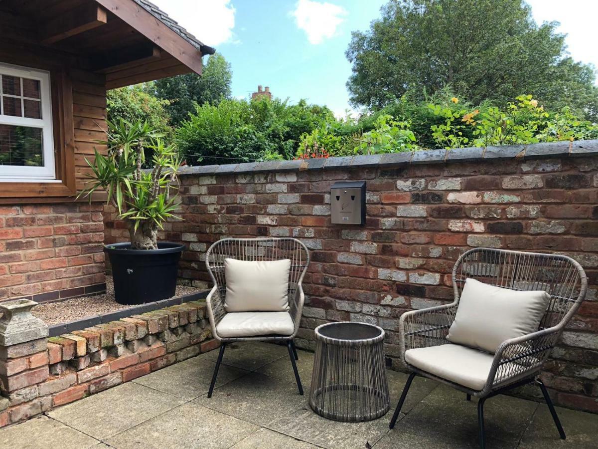 Boutique Garden Lodge @ The Larches Wolverhampton Eksteriør bilde